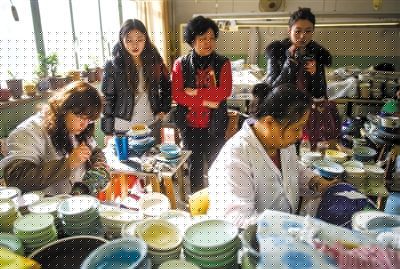 昨日，游客在觀看景泰藍(lán)制作。