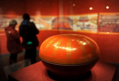 1月15日，清宮舊藏“燕喜同和”款礬紅地金彩雙“喜”字圓盒在首都博物館展出。新華社記者 羅曉光 攝