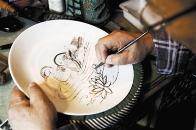 用鉆石刀刻瓷就像用畫筆作畫一樣，“持刀如持筆”。