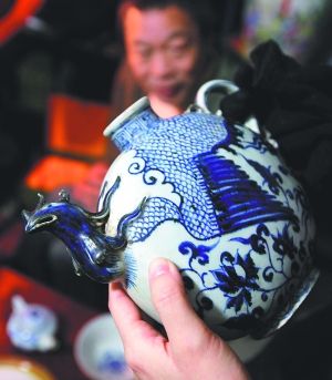 “樊家井”是景德鎮(zhèn)中低端仿品生產(chǎn)和批發(fā)基地，圖為仿元青花鳳首壺。